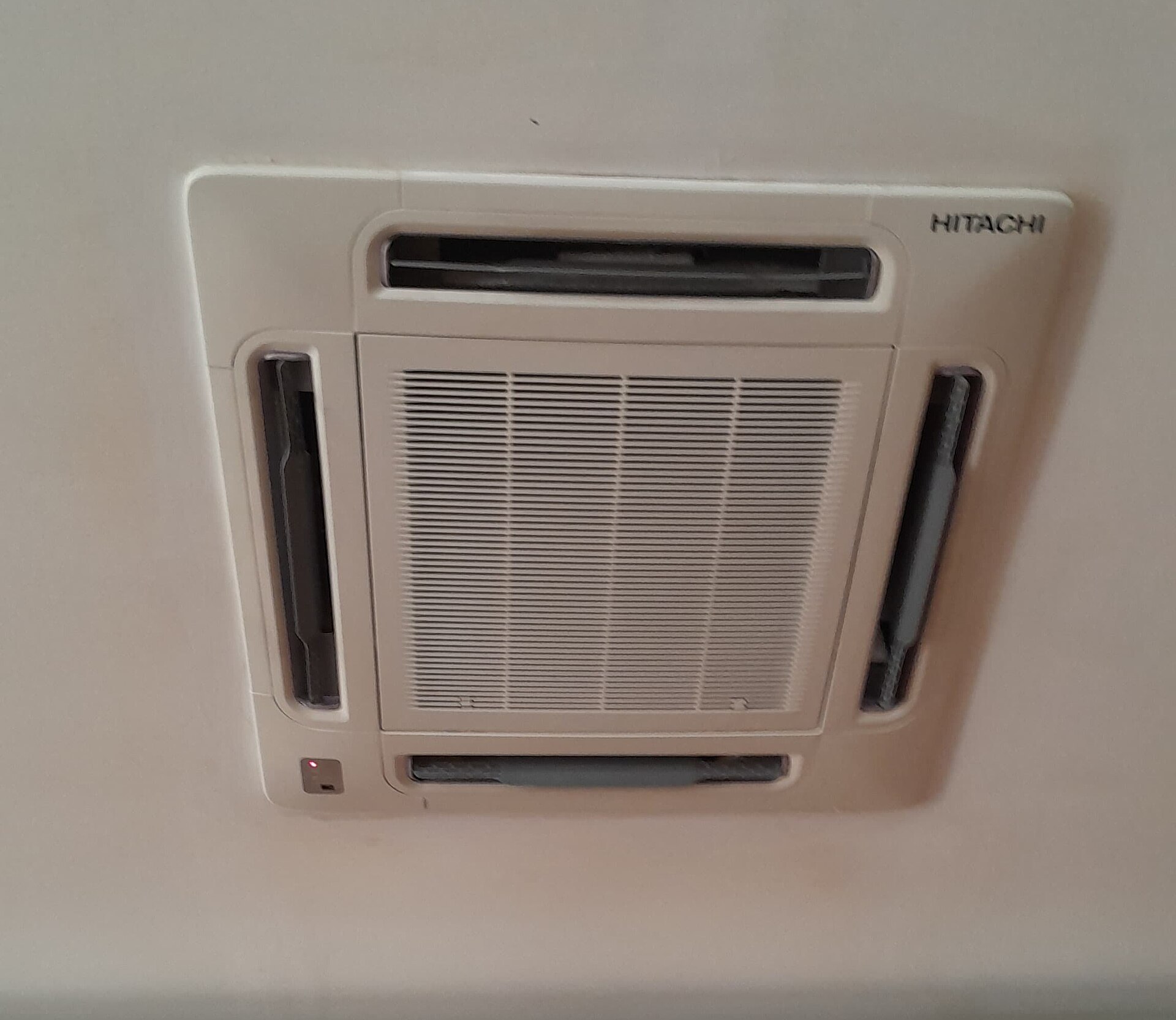Climatisation cassette plafonnière Hitachi en bureau
