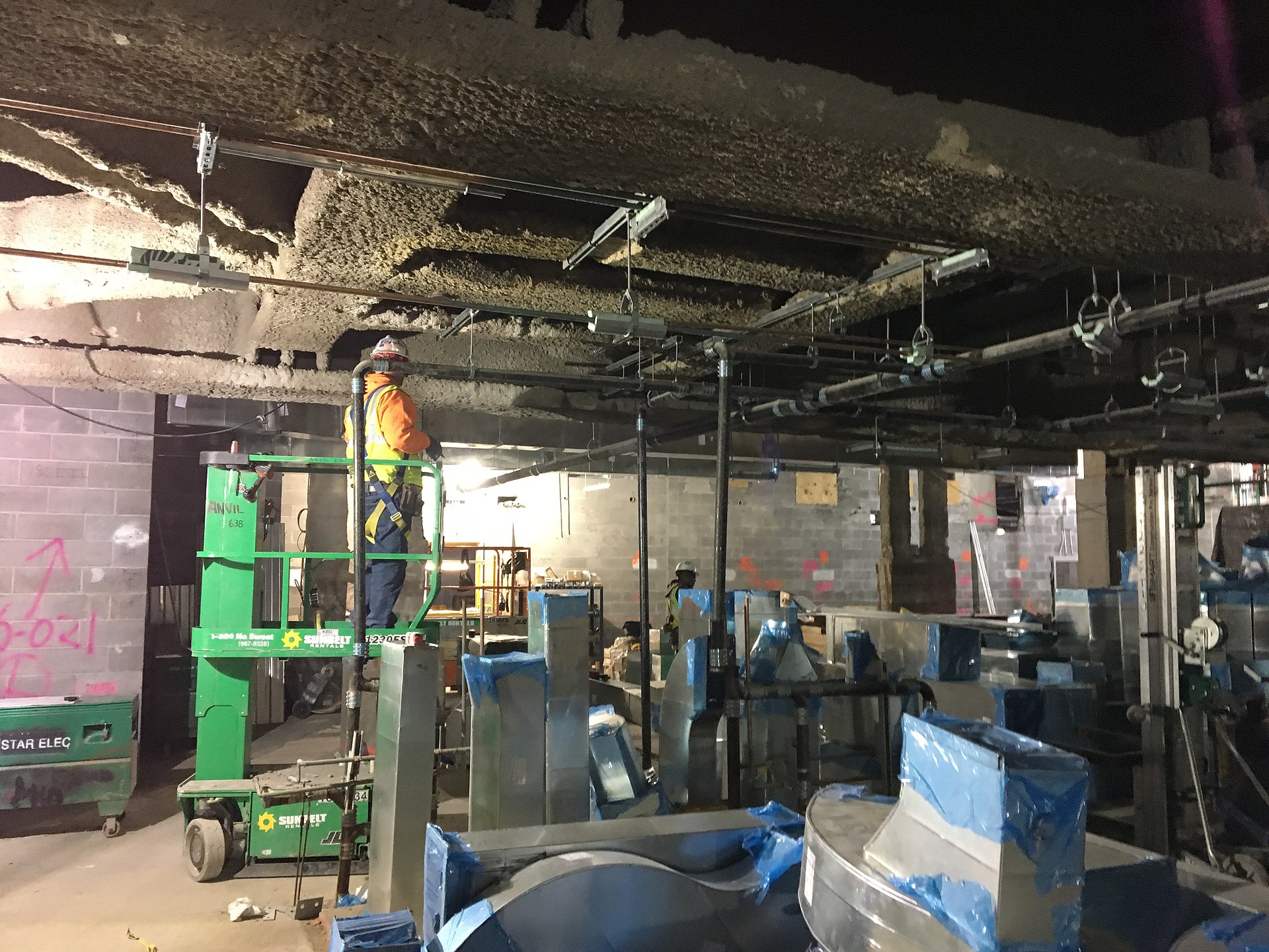 Installation de gaines de climatisation en faux plafond