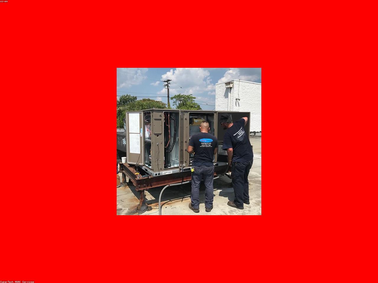 Techniciens CLIMATEX intervenant sur un système de climatisation tertiaire